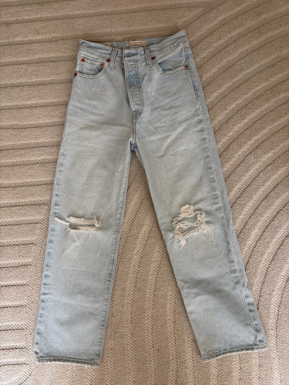 Levi’s Ribcage Straight Ripped Jeans - Picture 2 of 3
